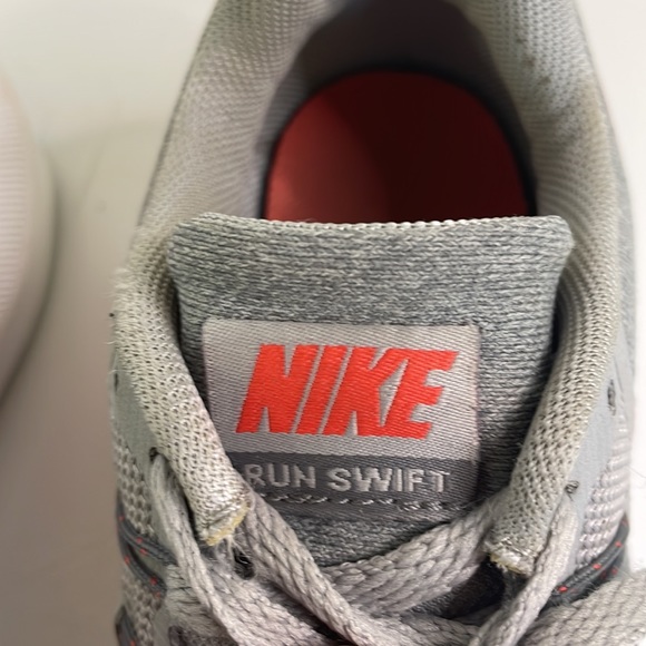 Nike running shoes Style Run swift gently used - Picture 3 of 9